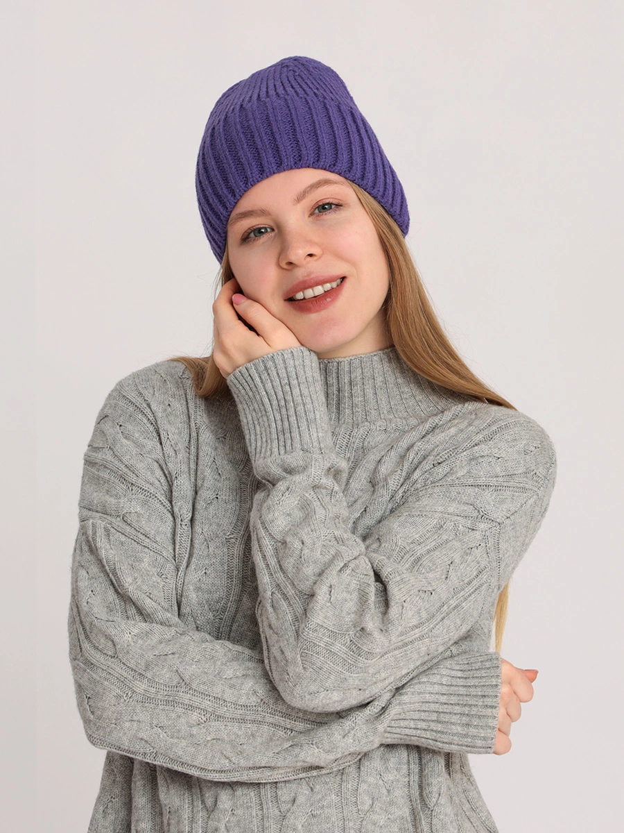 Фиолетовая вязаная шапка-бини